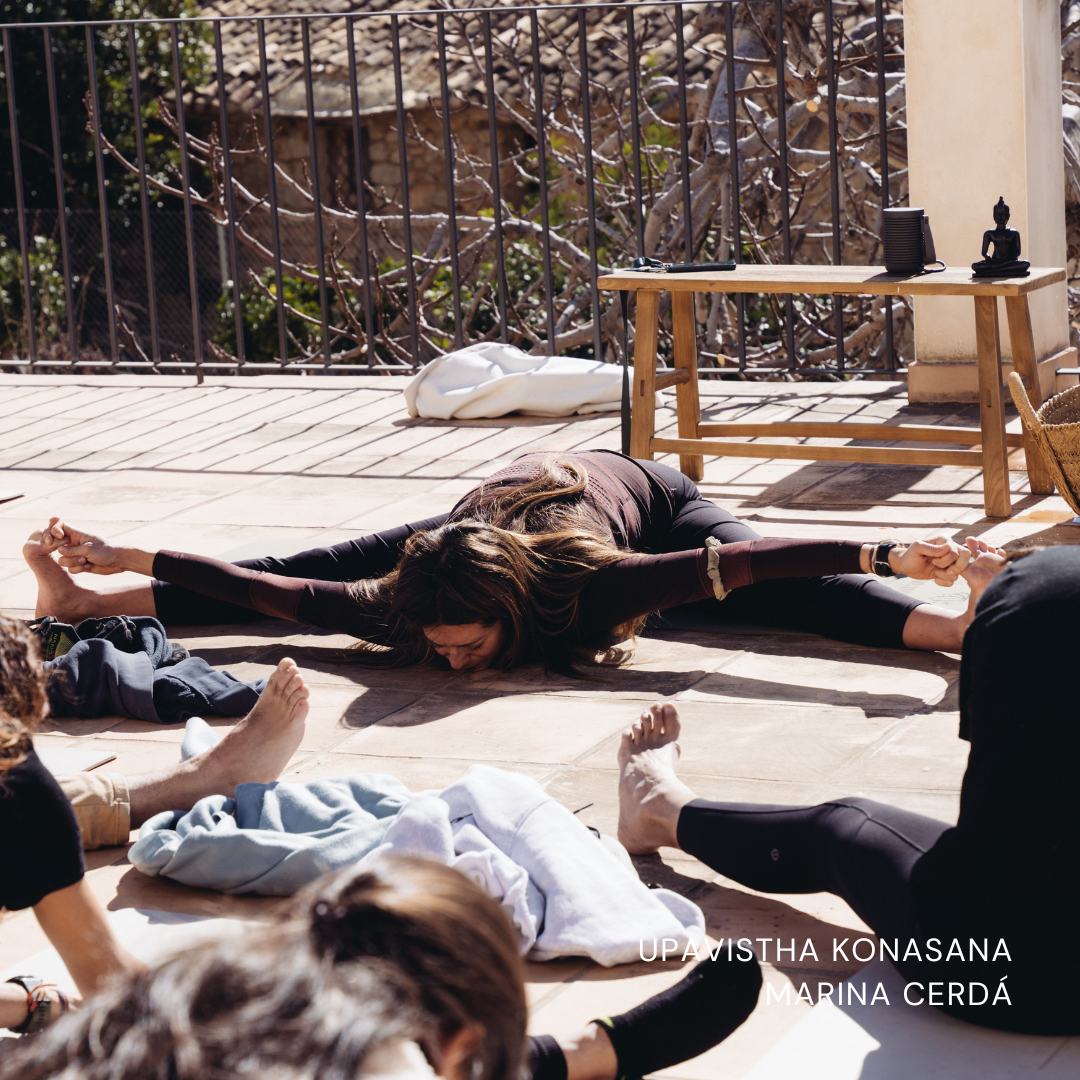 Descubriendo Upavistha Konasana: La flexión sentada hacia delante